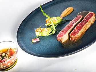 Boeuf Wagyu au jus iodé et puntarelles,bouillon et fines tranches de Wagyu fumé.