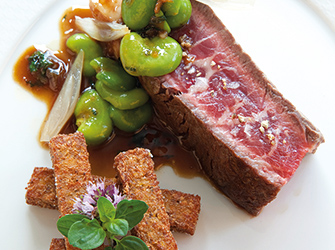 Entrecôte de boeuf Wagyu, frite de semoule de gaudes,fèves aux jus.