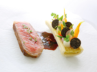 L’entrecôte de boeuf Wagyu en tranche épaisse, royale de moelle et compote d’échalotes, jardin de légumes d’hiver, réduction de Porto au foie gras et truffes.